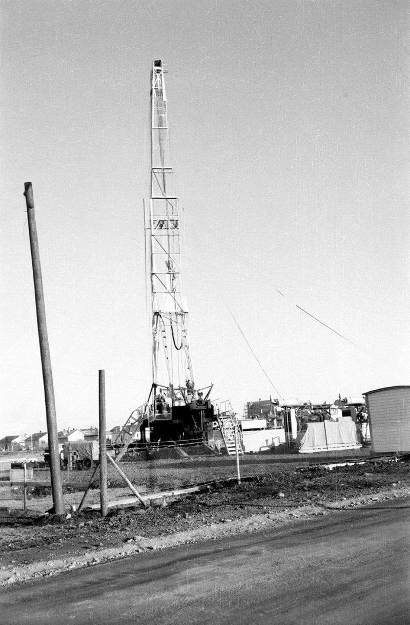 Jarðborinn Dofri var notaður víða til að bora eftir heitu vatni. Myndin sýnir Dofri við borun 1958 á Undralandstúninu í Reykjavík, nú við Nóatún. Líklega er gufuborinn þarna að bora sína fyrstu holu. Ljósmynd/PéturThomsen, Ljósmyndasafn Reykjavíkur.