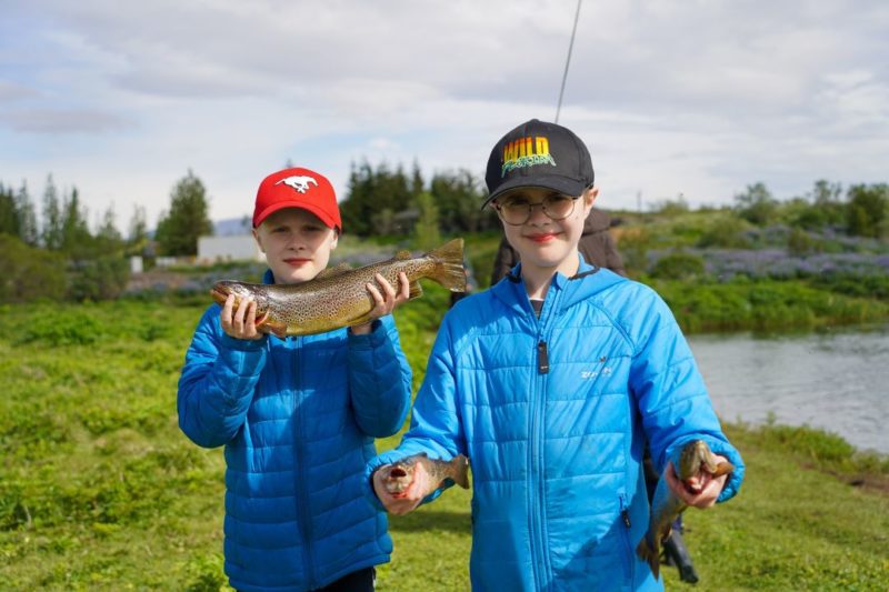 Tvö börn að veiða með einn fisk