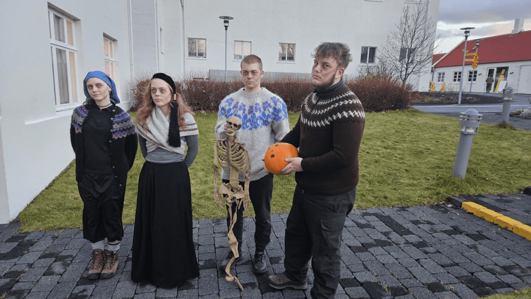 Fjórir krakkar klæddir sem íslenskir draugar. Fyrsta er með skuplu á hausnum, í lopapeysu og svörtu pilsi, það er Skupla. Önnur með skotthúfu, lopapeysu vafða um sig og síðu svörtu pilsi, það er Skotta. Þriðji heldur á beinagrind og er í ljósgrárri lopapeysu og svörtum buxum, hann er uppvakningur og beinagrindin var afturganga. Fjórði er í mórauðri/brúnni lopapeysu og heldur á graskeri, það er Móri.
