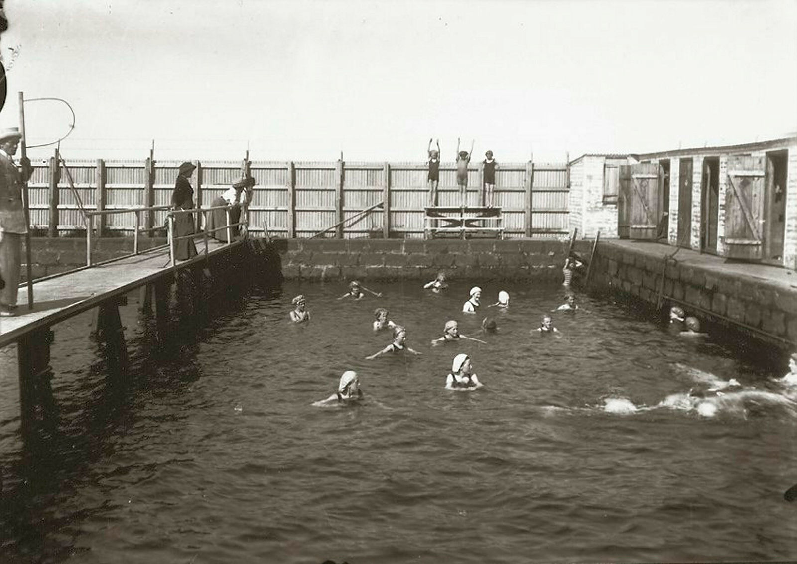 Ungar stúlkur í sundkennslu árið 1909. Svarthvít mynd.