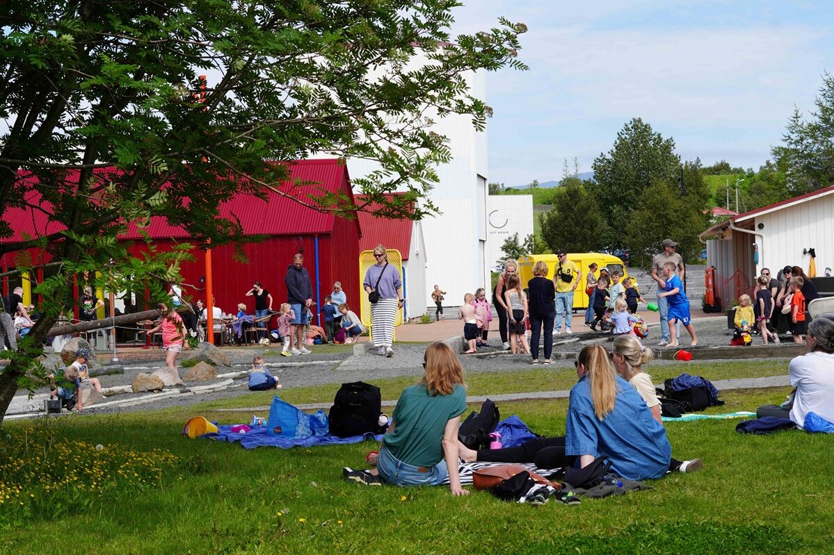 Útisvæðið iðar af lífi á sumrin.